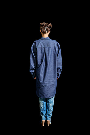 Reculer denim long shirt in deep blue with a draped, relaxed fit, perfect as a casual, versatile shirt for everyday wear.
