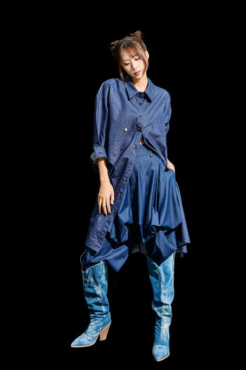 Reculer denim long shirt in deep blue with draped design, made from soft fabric, displayed on a mannequin.