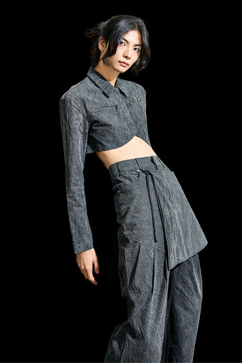 Reculer charcoal wrinkle R-Crop shirt for women, featuring a casual cropped design and soft fabric.