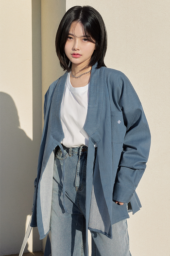 Light denim TM3 shirt jacket, casual button-up shirt with collar and long sleeves, versatile denim shirt jacket for everyday wear.